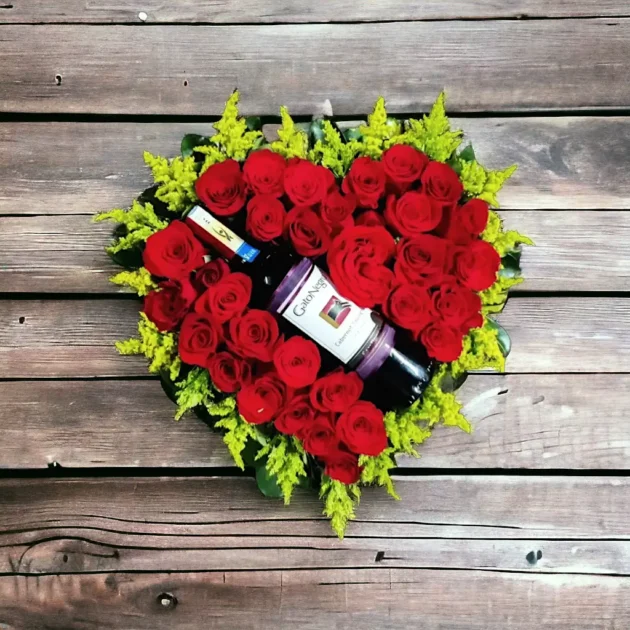 Corazón de Rosas y Vino: Arreglo floral en forma de corazón con rosas rojas y botella de vino